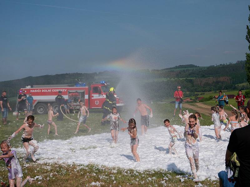 Děti v Cejli se bavily na olympiádě, na konec si užily pěnovou párty.