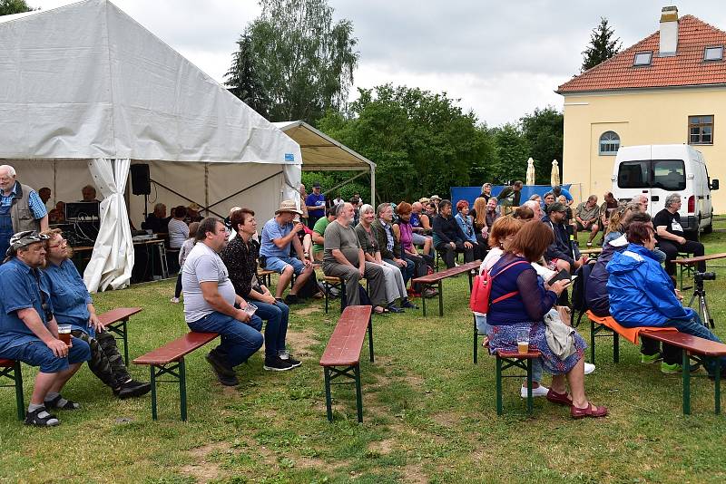 Příznivci starých džípů a bluegrass se sešli v Lukách nad Jihlavou. A bavili se náramně.