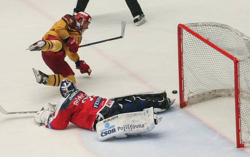 Jihlavští hokejisté měli v osmém zápase baráže o extraligu slavné Pardubice na kolenou, ale ve třetí třetině ztratili tříbrankové vedení. Dokázali se však z toho dostat a vybojovat cenný bod v samostatných nájezdech.