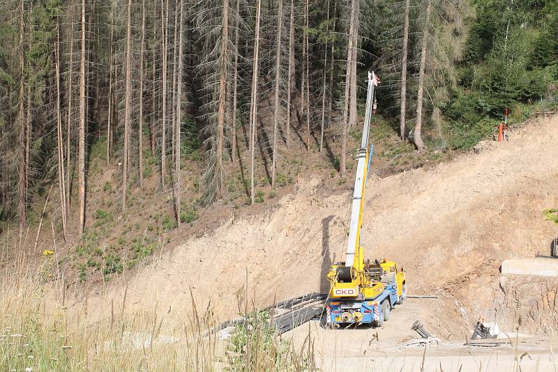 Hluboko pod úrovní vozovky začínají vznikat mosty, už za rok na podzim by tudy měli jet řidiči po obchvatu Velkého Beranova.