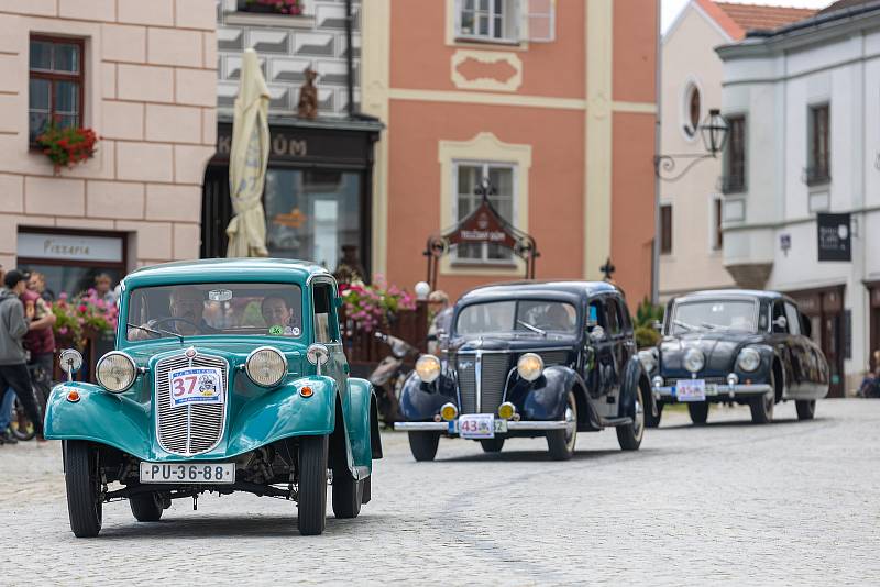 Retro závod automobilů v Telči.