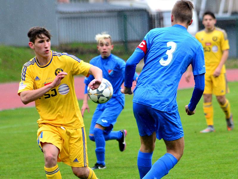 Fotbalovým dorostencům FC Vysočina se daří. Výběr U19 ještě neztratil ani bod, jejich mladší kolegové u U17 (ve žlutém Václav Havlín) jsou v tabulce také první. Foto: Jan Černo