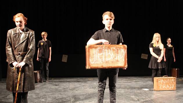 Poslední představení regionální postupové přehlídky studentského divadla JID patřilo souboru 4Brady. Pětice herců na scéně představila příběh Jiřího Bradyho, rodáka z Vysočiny.