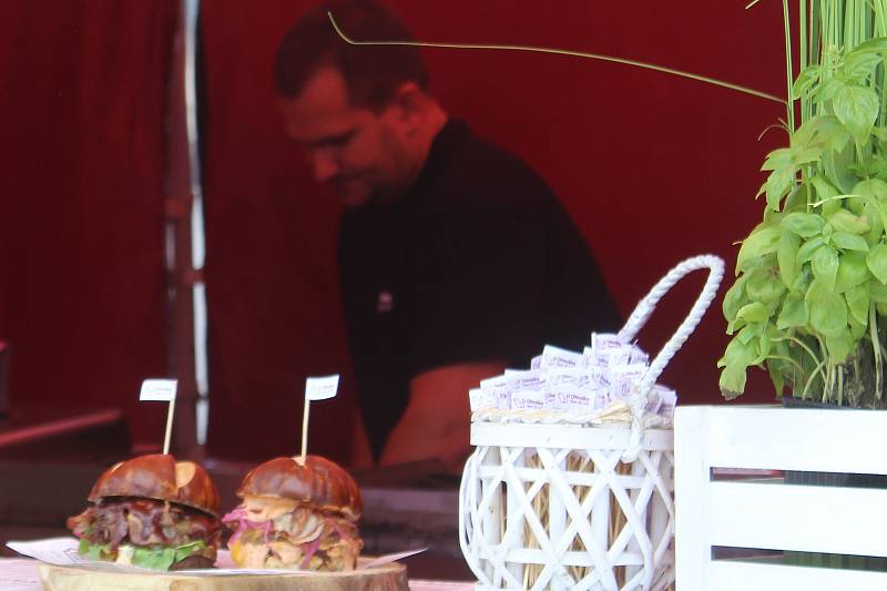 Burger Street Festival bude za jihlavským Cityparkem celý víkend. Lidé si mohou vybírat u více než desítky stánků.