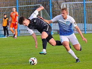 V pátečním souboji dvojice divizních nováčků letošního ročníku doma fotbalisté Polné (v modrobílém) podlehli Pelhřimovu (v černém) těsně 0:1.