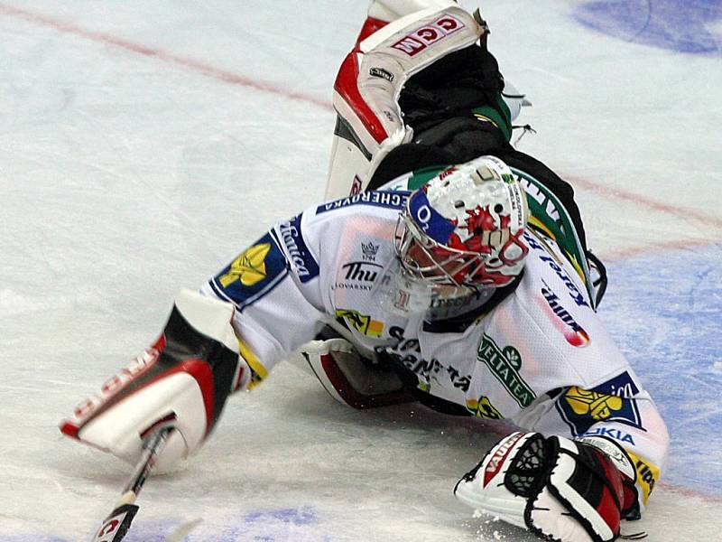 Brankář Karlových Varů Lukáš Mensator má před svými kolegy z týmu náskok. Na led se dostal díky brankářské škole Jiřího Holečka dřív než všichni ostatní.