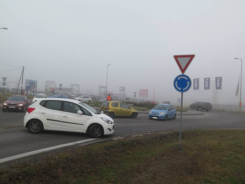 Nehoda na kruhovém objezdu v Třebíči.