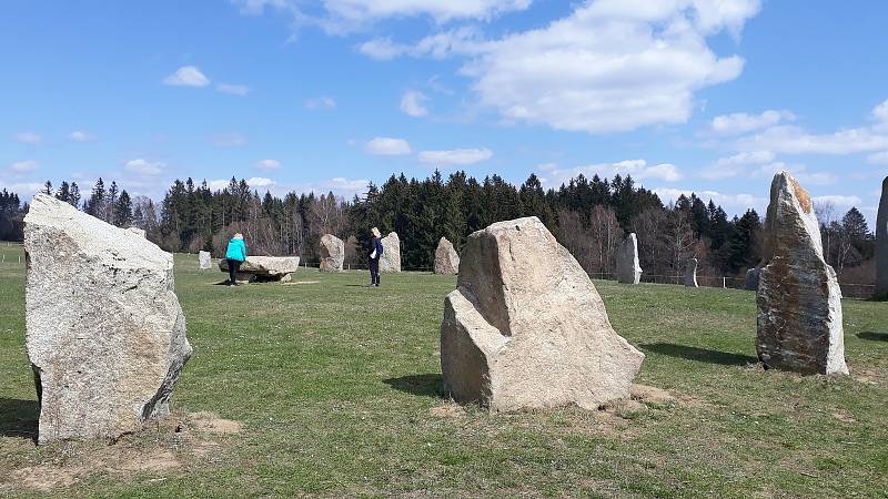 Resort Svaté Kateřiny v Počátkách bez návštěvníků. Kamenný kruh Druidů je i přesto v obležení turistů.