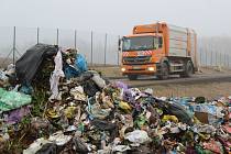 Komunální odpad začínají popelářské vozy vysypávat na nově vybudované ploše skládky u Jihlavy.