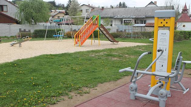 Děti i dospělí mají v centru obce  nové dětské a workoutové hřiště.