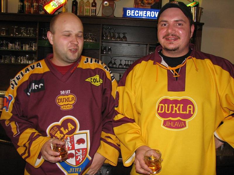 Na rozlučkové party prvoligových hokejistů jihlavské Dukly byla ve vinárně Dělnického domu pro několik desítek věrných fanoušků přichystaná videoprojekce, hry o ceny i hudba.