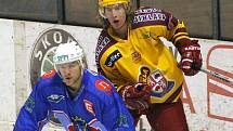 Hokejový útočník Ladislav Rytnauer (ve žlutém) bude oblékat dres Dukly Jihlava ještě minimálně dva roky.