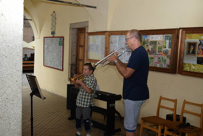 Celý tento týden baví lidi na náměstí Zachariáše z Hradce odpolední hudba v podloubí v podání žáků Základní umělecké školy Telč.