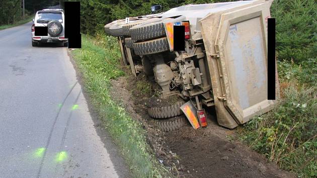 Tíhu nákladního vozu Volvo neunesla krajnice silnice mezi Jihlavou a Smrčnou.