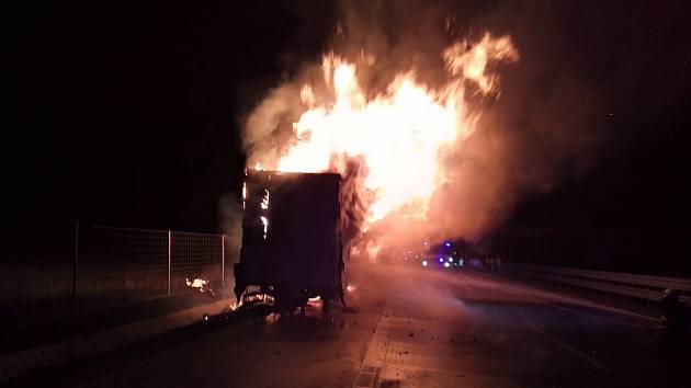 Požár kamionu na dálnici D1 u Velkého Beranova.