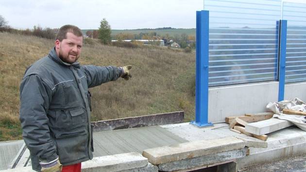 Před hlukem z dopravy na budoucím jižním obchvatu Jihlavy bude obyvatele okrajové čtvrti krajského města chránit protihluková stěna.