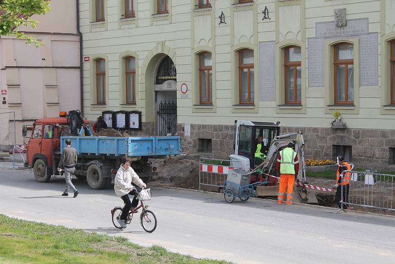 Na jaře 2021 je Třešť rozkopaná, pokračuje oprava průtahu, která začala o rok dříve.