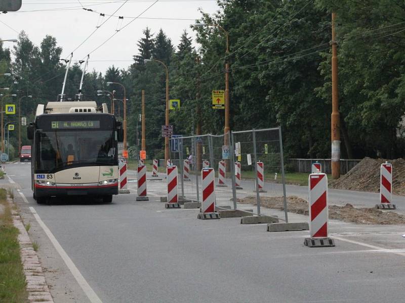 Příprava na opravy na Okružní ulici v Jihlavě.