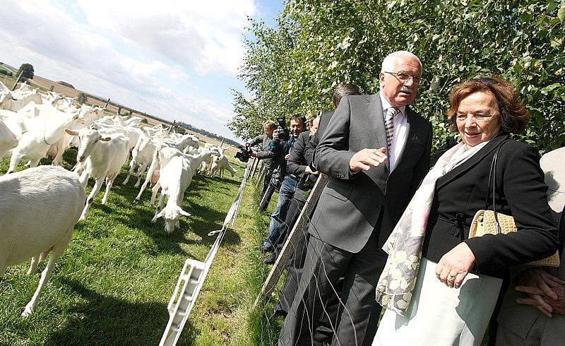 Prezidentský pár si se zájmem prohlédl, jak se hospodaří na kozí farmě manželů Dobrovolných v Ratibořicích na Třebíčsku.