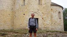 Přesně šest dní potřeboval nedvědický učitel Petr Vejrosta k překonání 237 kilomtrů, které dělí Nedvědici od české hory Říp.  