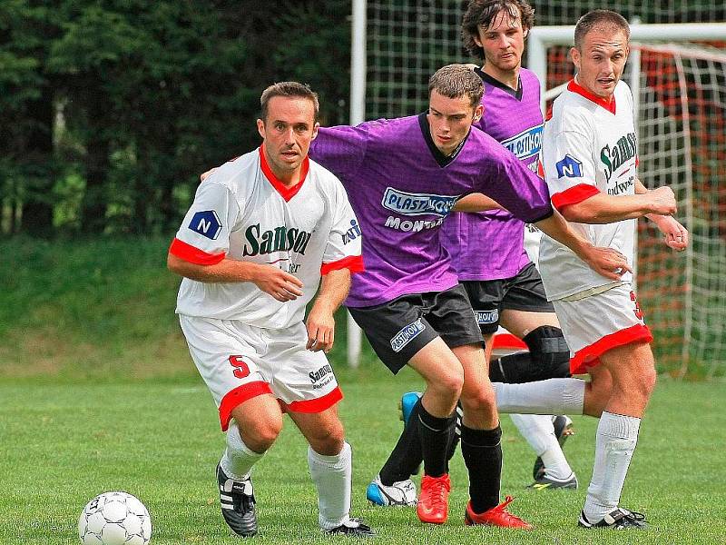 Fotbalisté Stonařova (v bílém) se radují z postupu do I. A třídy, Puklice (v tmavém) se musely smířit s pádem do okresního přeboru.