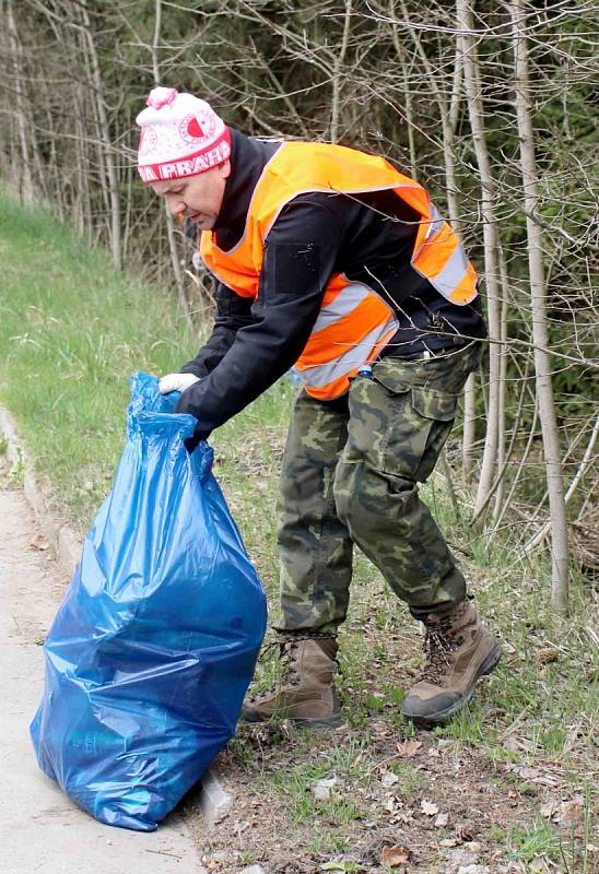 Účastníci akce Čistá Vysočina konané dne 13. dubna 2019 na závodě 3.