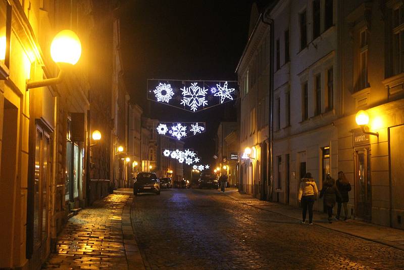 Centrum Jihlavy je krásně osvětlené, na kluzišti bruslí lidé, ta pravá adventní atmosféra ale chybí.