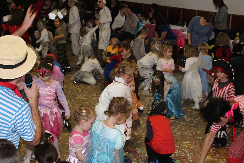 Děti si karneval ve Zhoři užily.