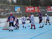 Šestý ročník hokejbalového turnaje Vrťas Cup. Utkání pořádajícího SK Jihlava s Golden Dragon Kladno (v bílém).