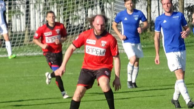Po úvodním vítězství na hřišti Náměště čeká v neděli na fotbalisty Sapeli Polná (v červených dresech) mnohem těžší protivník. Doma totiž vyzvou Pelhřimov.