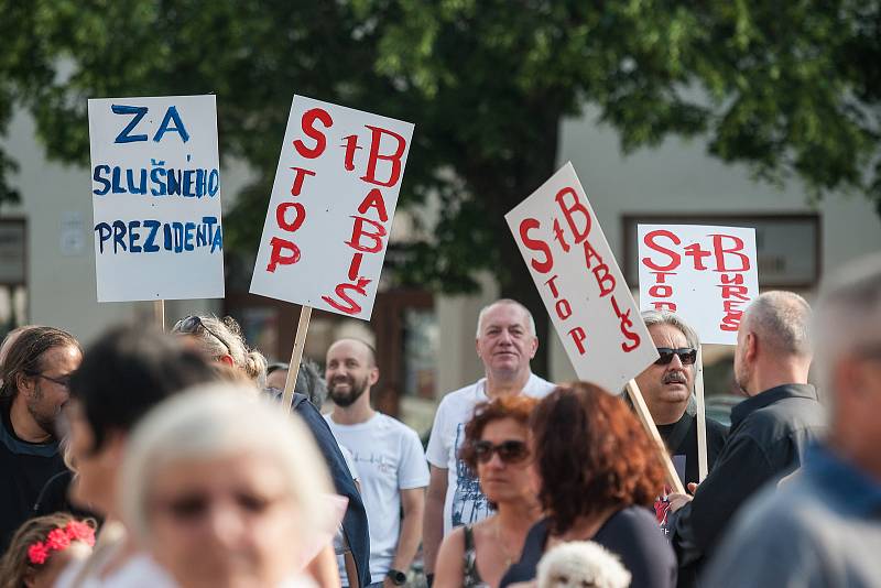 Na Masarykově náměstí v Jihlavě se 5. června sešli lidé na demonstraci proti premiérovi Andreji Babišovi a chystané vládě s podporou komunistů.