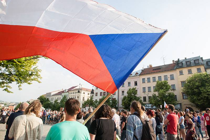 Na Masarykově náměstí v Jihlavě se 5. června sešli lidé na demonstraci proti premiérovi Andreji Babišovi a chystané vládě s podporou komunistů.