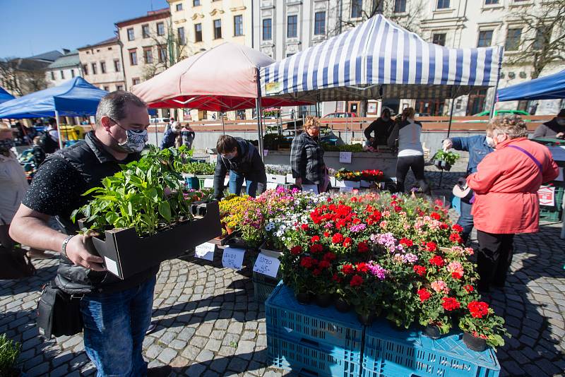 Farmářské trhy na Masarykově náměstí dne 20. dubna 2020 v Jihlavě.