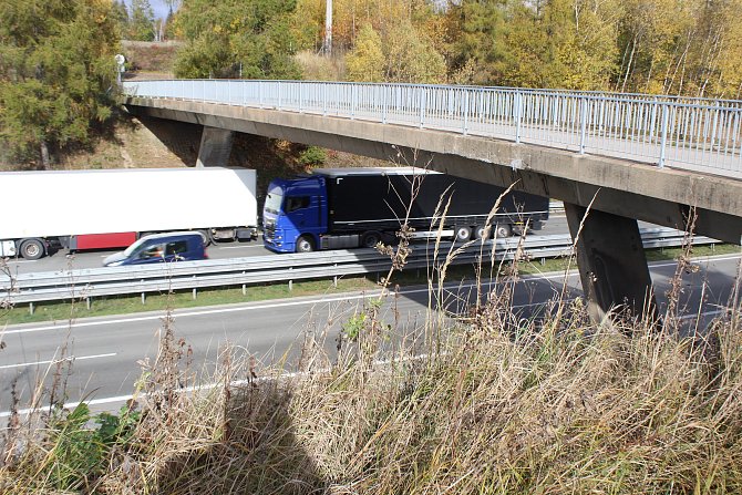 O dalším osudu dálničního mostu u Řehořova informoval přímo na místě mluvčí ŘSD Jan Rýdl. Podle něj je konstrukce v takovém stavu, že by mohla celá spadnout.