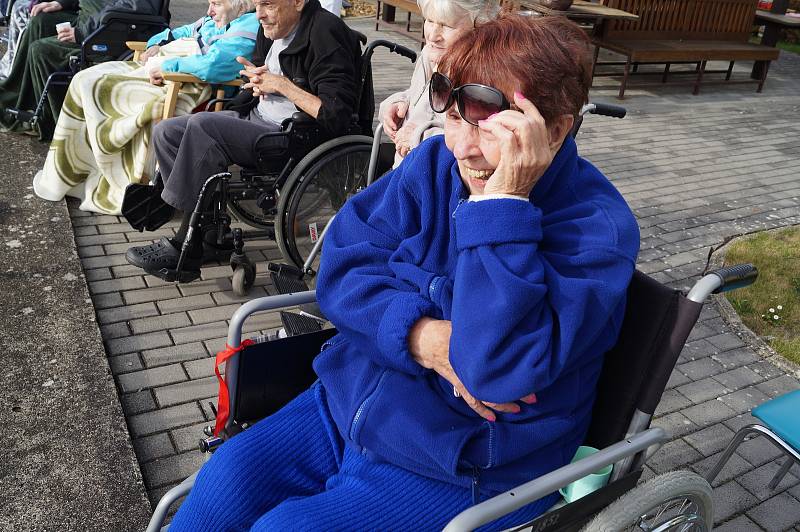 Čtyřnozí mazlíčci byli na návštěvě za seniory v domově v Lesnově.