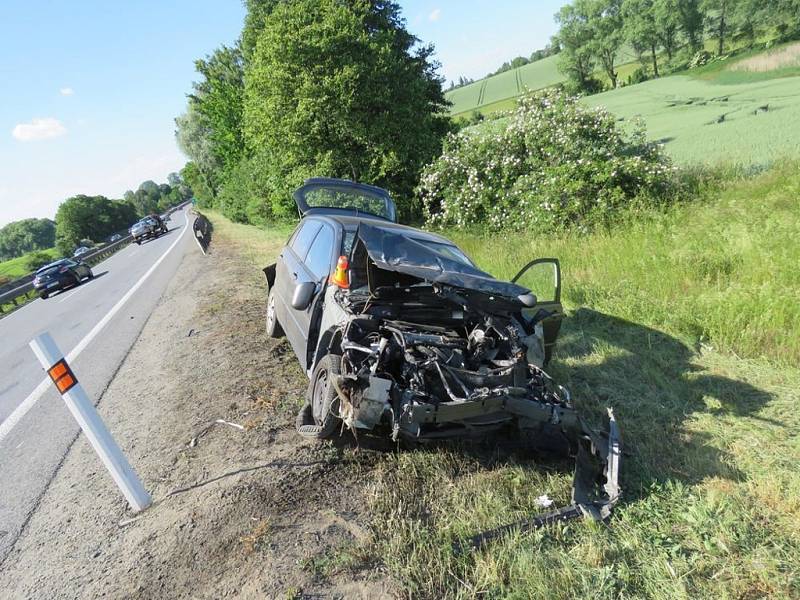 Vrak u cesty. Jednou z nejčastějších příčin nehod je rychlost jízdy. 