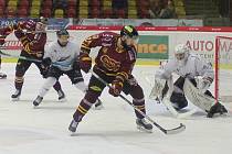 Hokejisté Dukly Jihlava (ve vínových dresech) zvítězili ve třetím utkání semifinálové série Chance ligy nad Sokolovem (v bílých dresech) vysoko 6:0.