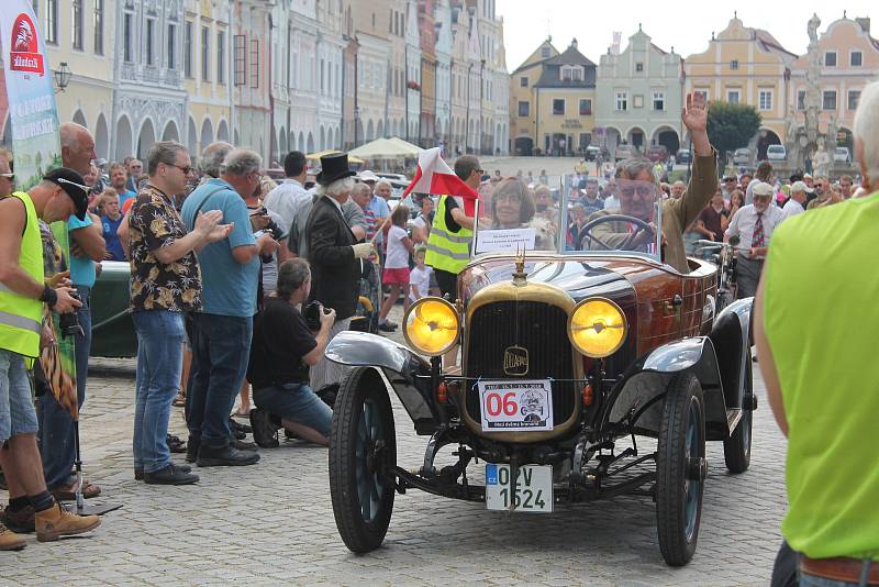 Telčské náměstí obsadili závodníci se svými starými vozidly.