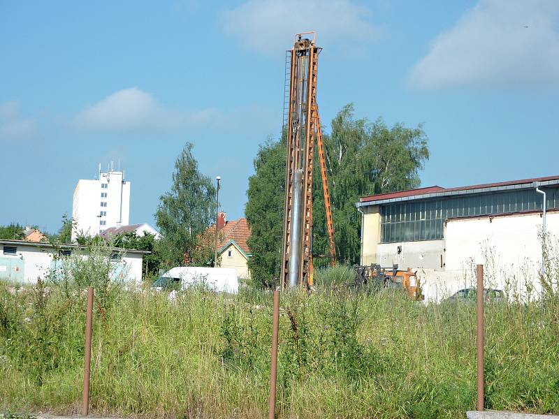 Bagry se zakously do bývalého Jospa v únoru 2008, nový market otevřel v prosinci 2010.