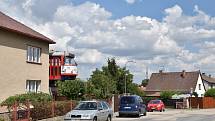 Tramvaj původem z Olomouce převezená do Jihlavy a umístěná na střeše garáže v ulici Lidická kolonie ve čtvrti Slunce.