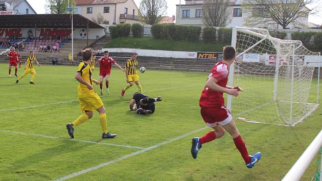 Fotbalisté HFK Třebíč (v červeném v souboji se Sokolem Bedřichov) budou v příští sezoně nastupovat v 1. A třídě. Po odložení sloučení bude jedním z jejich soupeřů i městský rival FŠ.