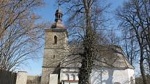 Kostel v místní části Petrovice prochází výraznou rekonstrukcí, která byla mimo jiné oceněna Zlatou jeřabnou.