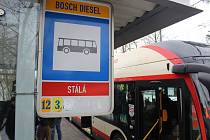 U firmy Bosch se sjely dva parciální trolejbusy, už dnes se tam začnou střídat s cestujícími na palubě.