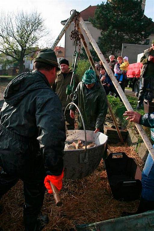 Zatímco na dně vypuštěného Štěpnického rybníka v samém centru Telče rybáři dokončovali práce spojené s výlovem, jejich práci sledovaly ve slunečném sobotním dopoledni desítky diváků. 