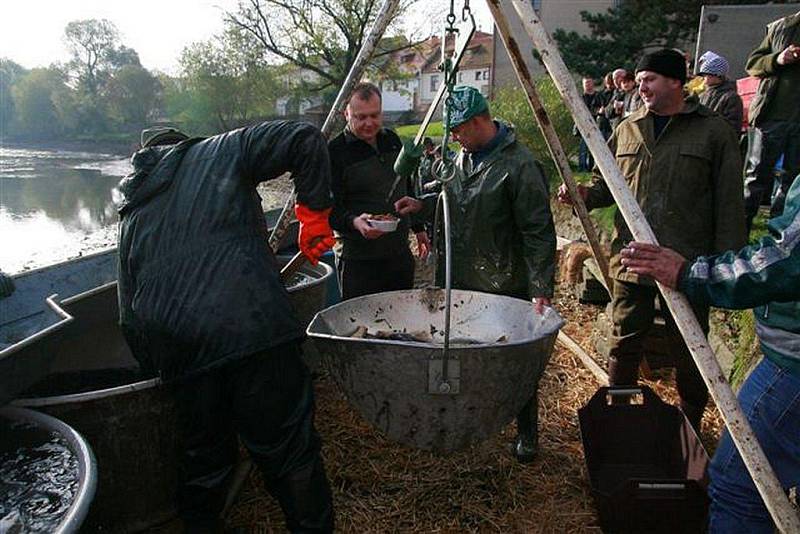 Zatímco na dně vypuštěného Štěpnického rybníka v samém centru Telče rybáři dokončovali práce spojené s výlovem, jejich práci sledovaly ve slunečném sobotním dopoledni desítky diváků. 