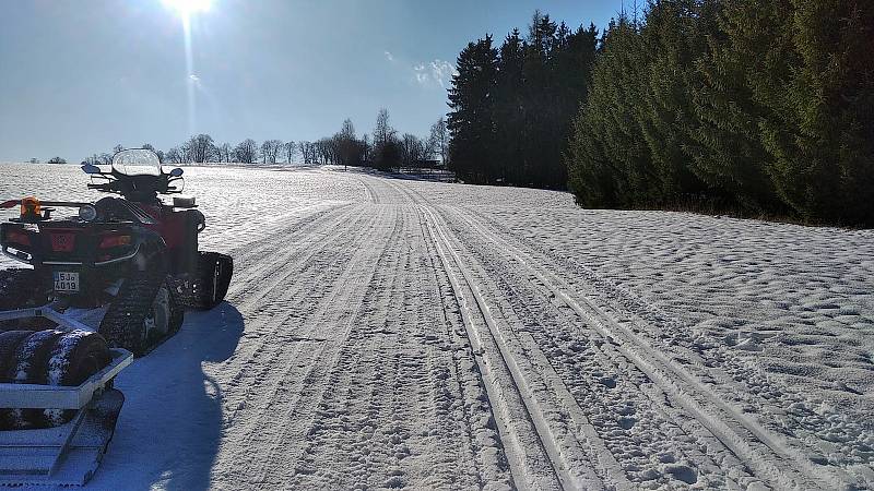 V okolí Žďáru nad Sázavou se už dá běžkovat, třebaže je sníh trochu tvrdší.