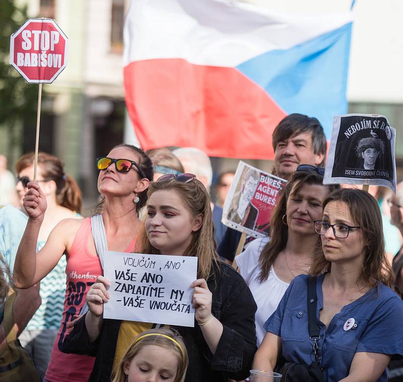 Demonstrace proti Andreji Babišovi na Masarykově  náměstí v Jihlavě.