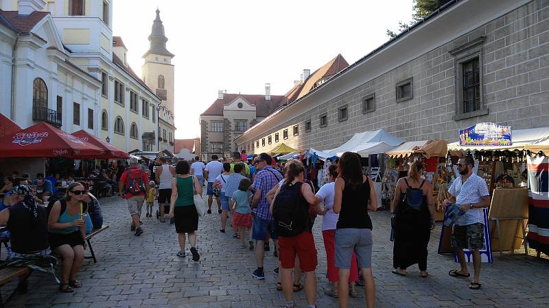 Jednou ze dvou prázdninových zastávek herečky a zpěvačky Báry Hrzánové vystupující se skupinou Condurango byla zastávka na Prázdninách v Telči.