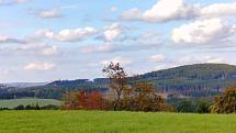 Krásné podzimní dny vybízí k procházkám po okolí. Třeba na Šibeniční vrch nad Třešť.