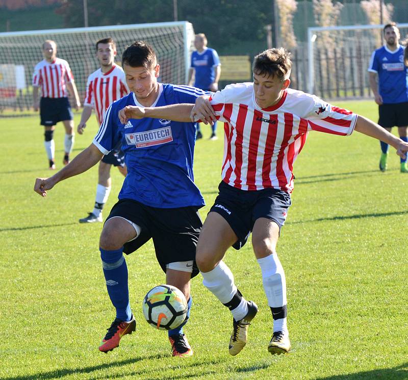 Fotbalisté Bedřichova (v pruhovaném) doma porazili Třešť (v modrém) 3:1.